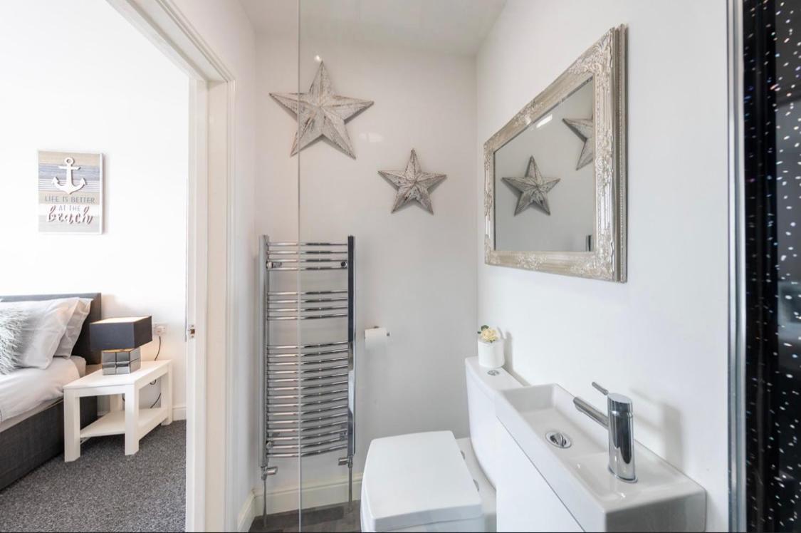 Megs Island Guest House Cleethorpes Esterno foto
